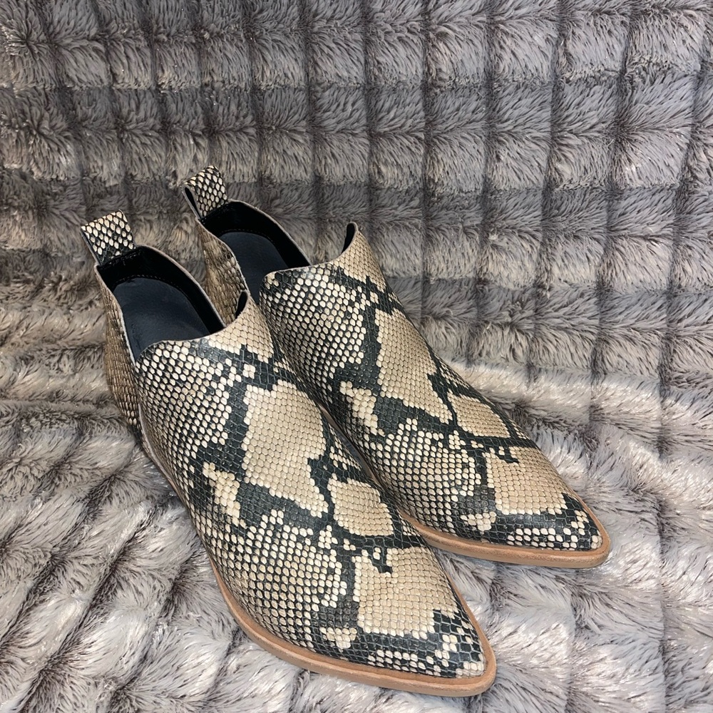 Women’s Dolce Vita 7.5 low ankle booties